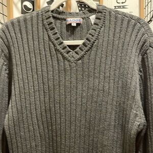 Vintage Badge 100% cotton knit v-neck chunky sweater. Size Large.